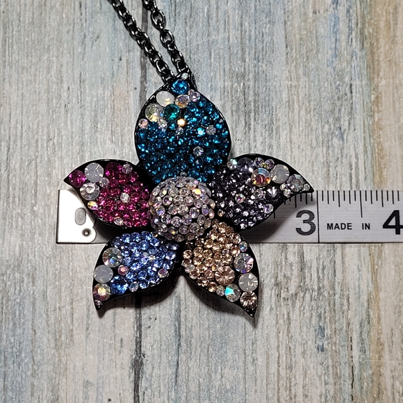 Rhinestones Flower Necklace. - Picture 6 of 8